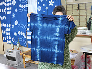 B：藍染めの絞りTシャツづくり